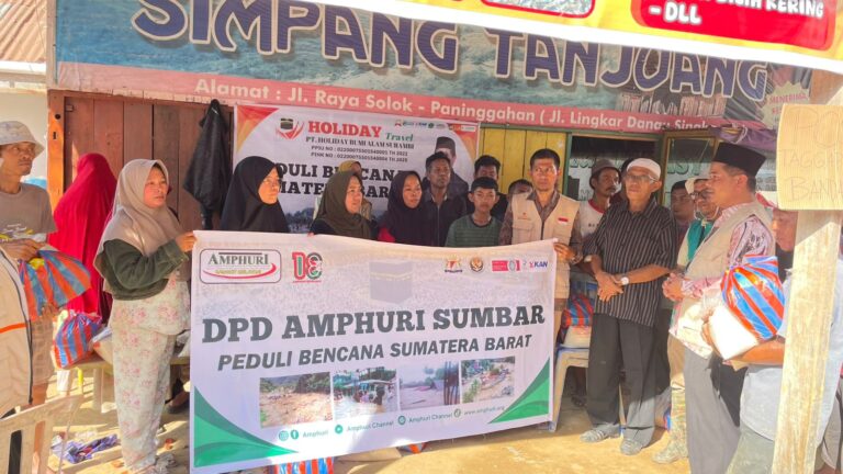 Ketua DPD Amphuri Sumbar Beri Bantuan Bagi Warga Terdampak Banjir Bandang