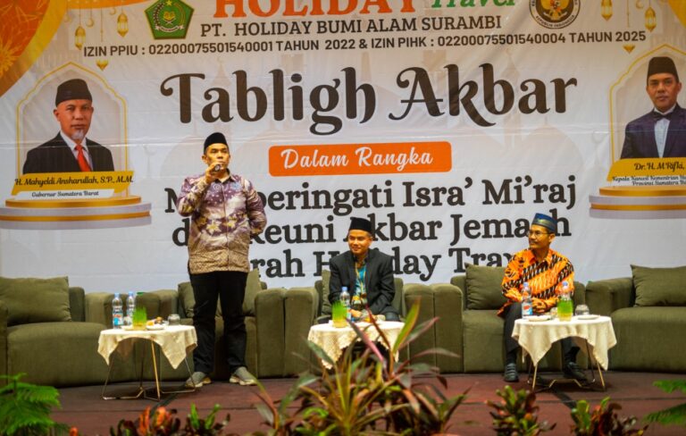 Holiday Travel Gelar Tabligh Akbar dan Reuni Akbar Jemaah Umrah di Padang